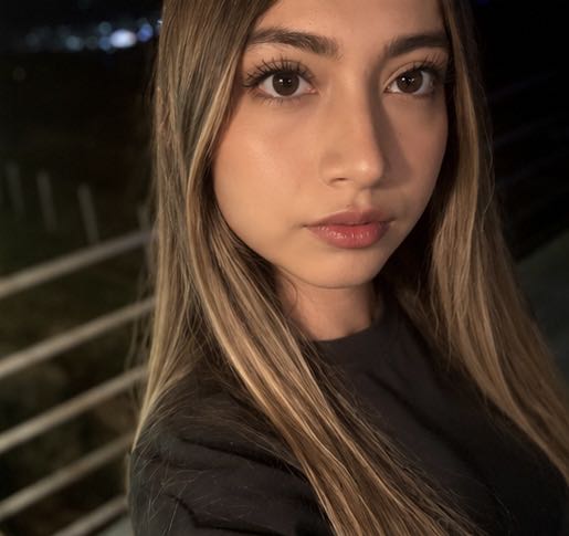 Star, online for a private video chat